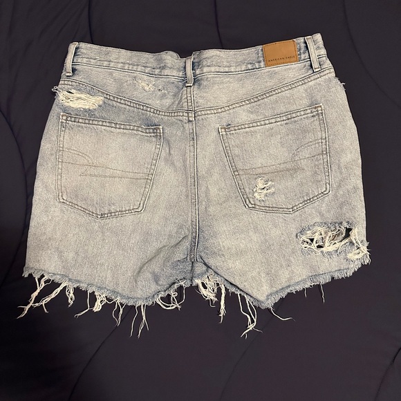 American Eagle distressed Jean shorts size 8. - Picture 2 of 5